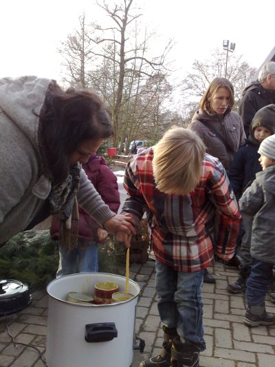 files/kinderkulturwelt/WM2011/SKerzenziehen2011 090.jpg